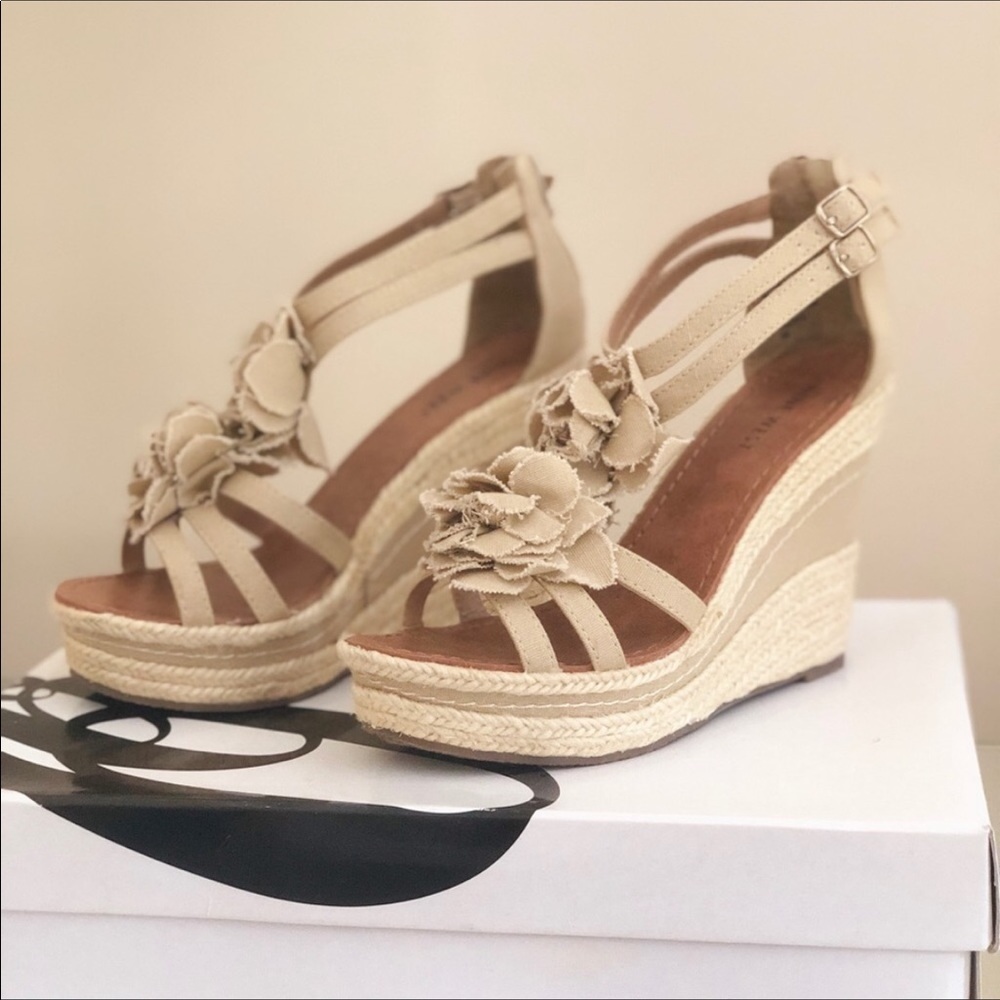 Nine West strapped wedges size 5